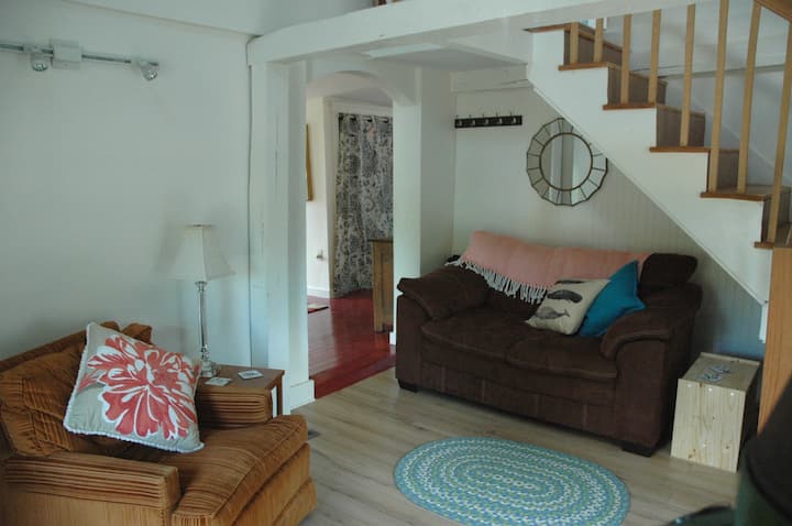 Eastside Garden Cottage - 5-mins From  Town - Maine