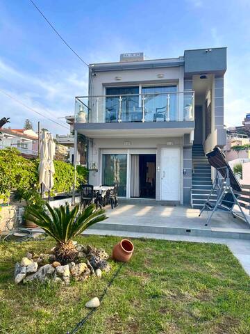 Beachfront villa indipentent Agia marina