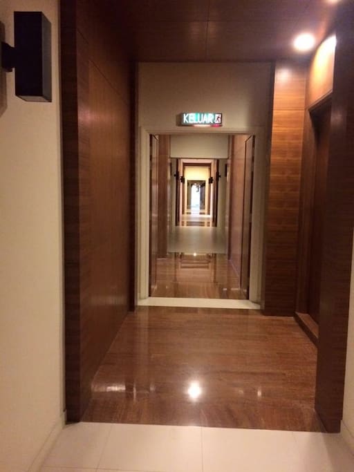 Corridor to apartment .
