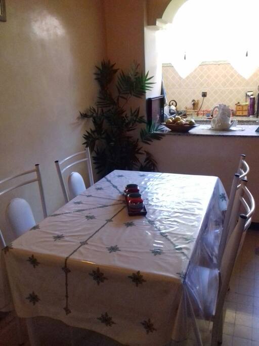 sale a manger denan sur la cuisine pour 4 personnes