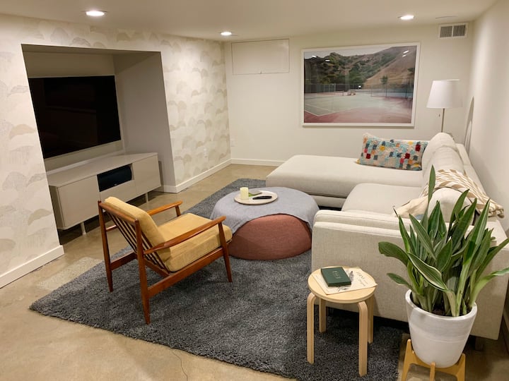 Guest Suite: Theater, Jet Tub, Patio, Ev-friendly - Portland, OR