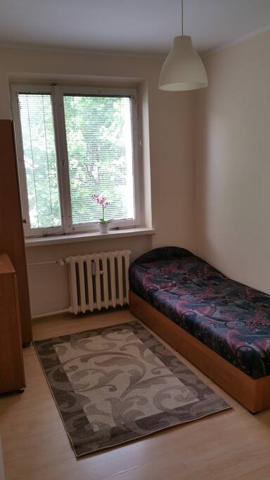 Pokój mniejszy z łóżkiem 1 osobowym.
Single bed room.