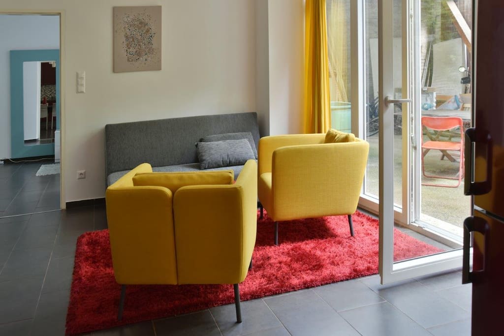 Sofaecke mit Blick in den grünen Innenhof