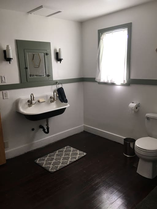 Upstairs main bathroom