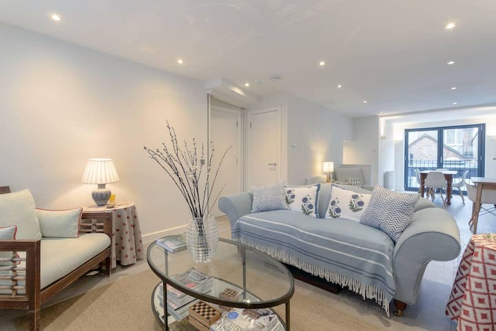 Charming split level apartment close to Oval