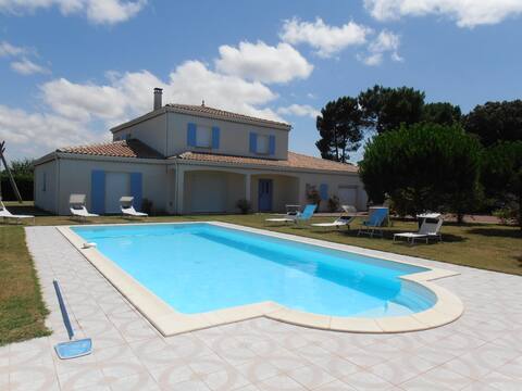 Large villa 250m2 with pool and park of 2300m2