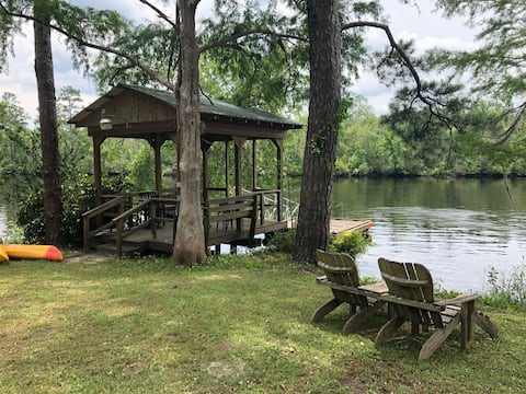 Tranquil river cabin with a 1950’s vibe