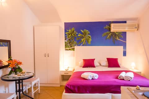 Successful Airbnb property: 5 minutes CITY CENTER studio / 650 m BEACH in Bijeli Do