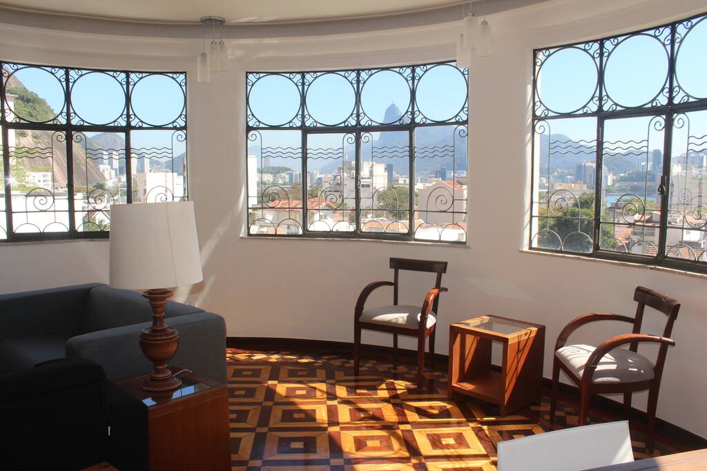 Sala com vista para o Cristo