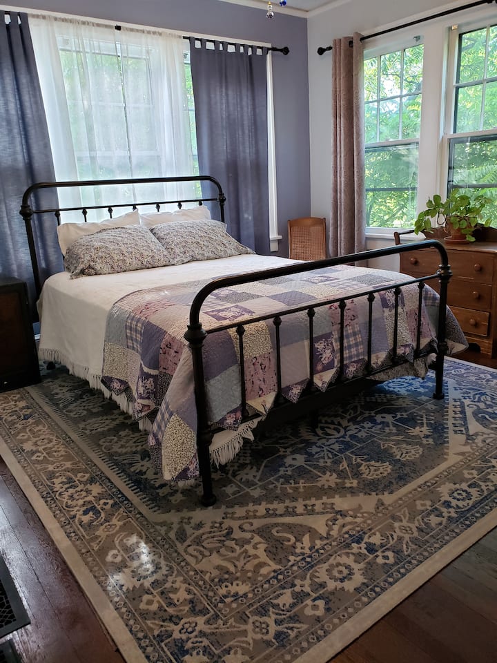La chambre principale est reliée à la salle de bain et dispose de six fenêtres, d'un grand placard et d'une commode.