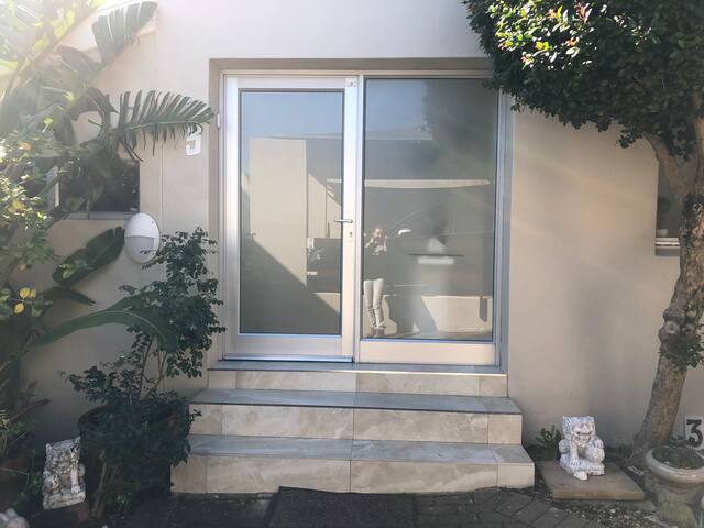 Cosy apartment in Camps Bay gallery image 5