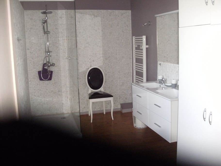grande salle de douche à l étage