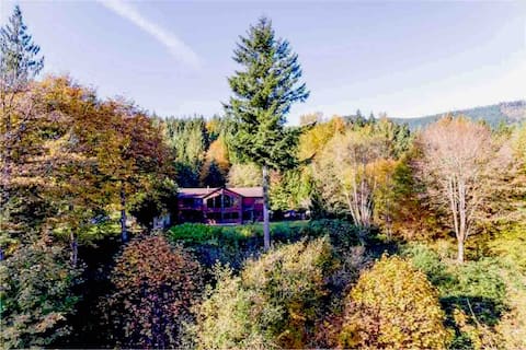 Barrel sauna, 2 hot tubs, pool table,private beach