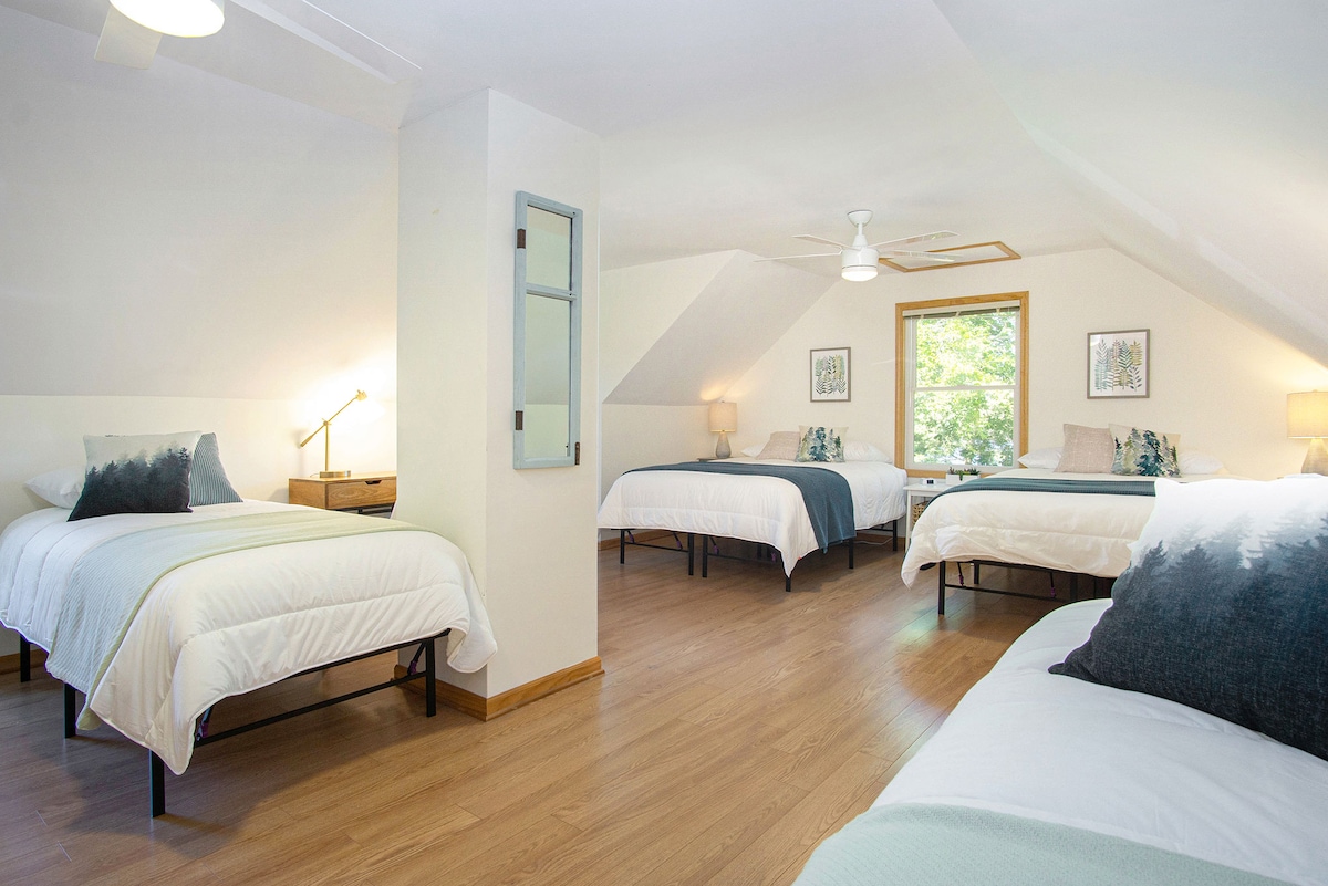 Spálňa 5 - na poschodí. 2 veľké manželské postele, 2 samostatné postele, 2 stoličky a písací stôl. 2 stropné ventilátory. Skriňa. Výhľad na jazero z troch okien!