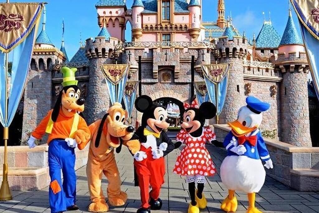 5 minute drive to Disney