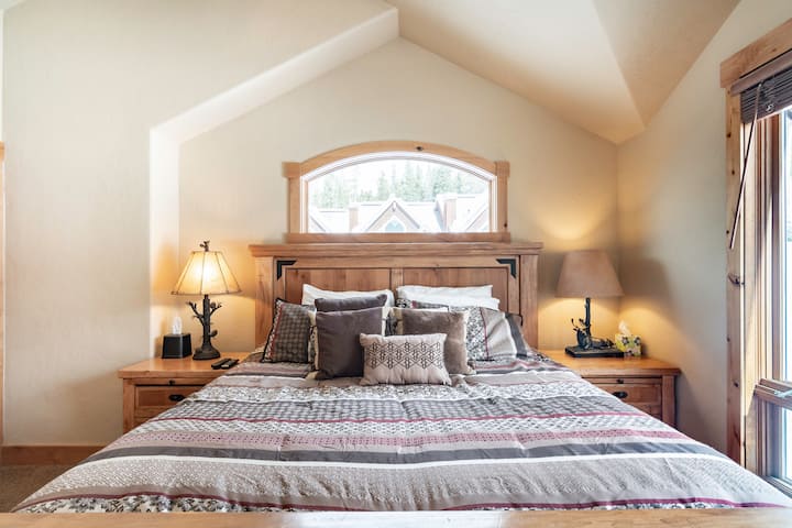 سرير كبير في الجناح الرئيسي