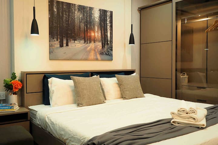 سرير بحجم كبير مع وسادة مريحة وبطانية