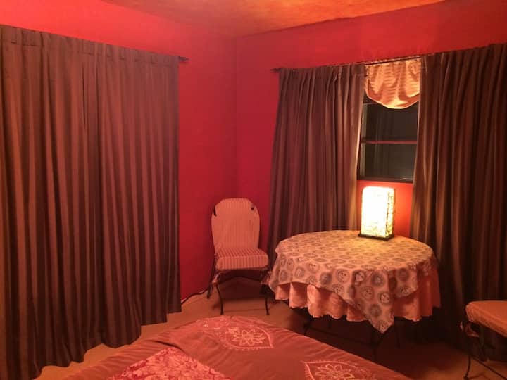 Sittplatser och runda bord i rummet för middag på egen hand. Nej, det finns ingen kristallboll eller tarotkortläsare.