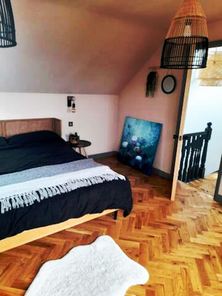 غرفة النوم الرئيسية ، سرير بحجم كوين