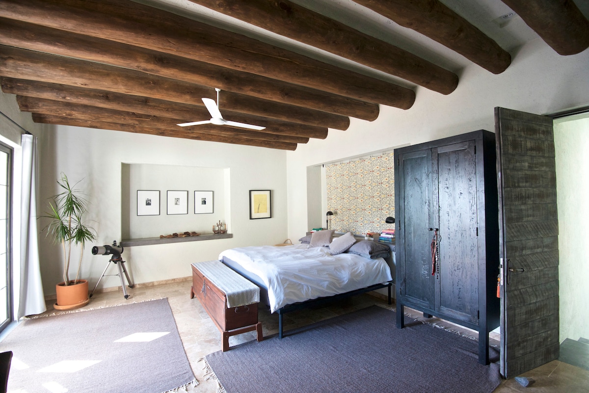 hlavná spálňa, manželská posteľ, šatníková skriňa na mieru, súkromná terasa