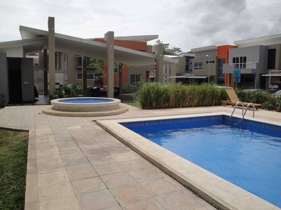 Vista del area de piscina y rancho
