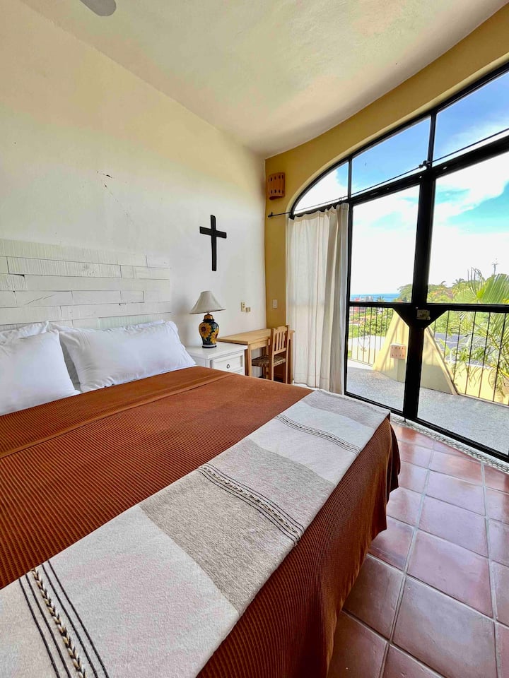 Сите наши соби се удобни, со прекрасен троен поглед! Море, природа и прекрасното село Сајулита!