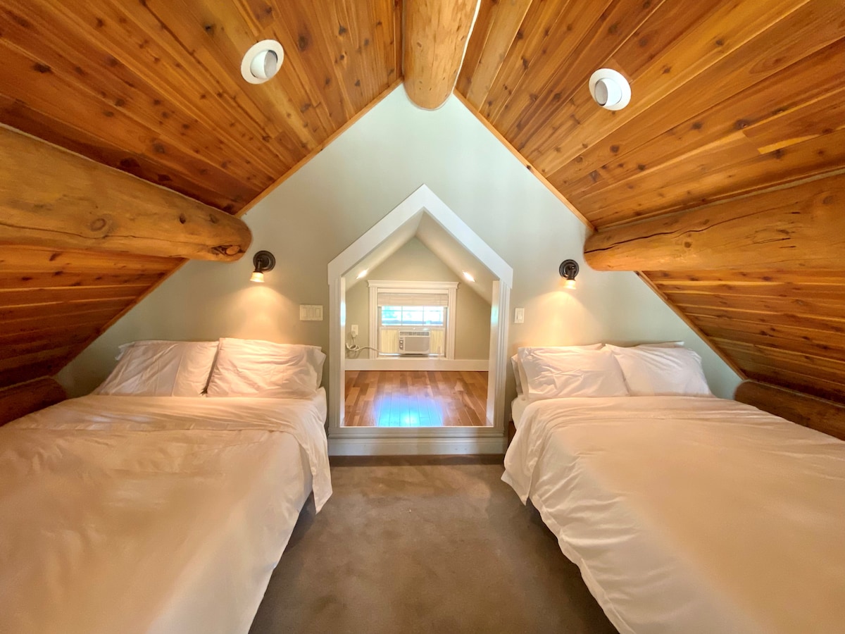 Queen beds in loft