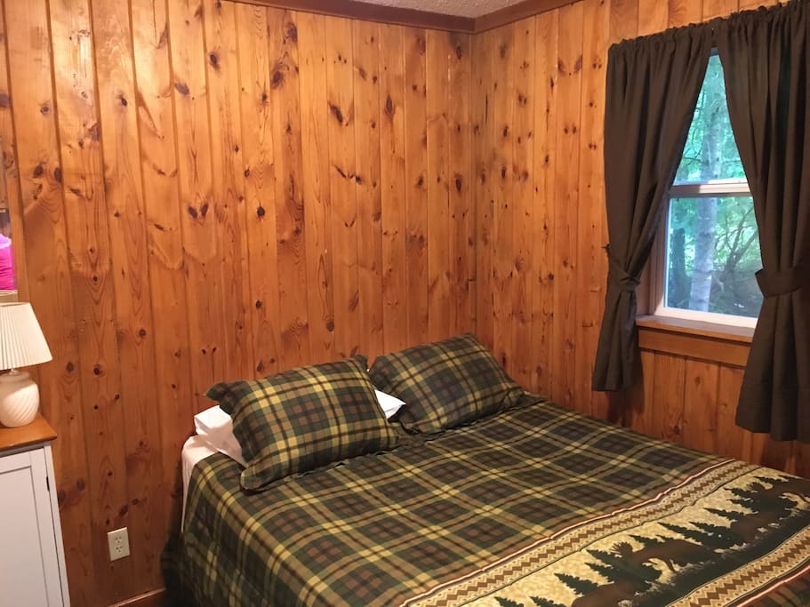 1 Queen Bed