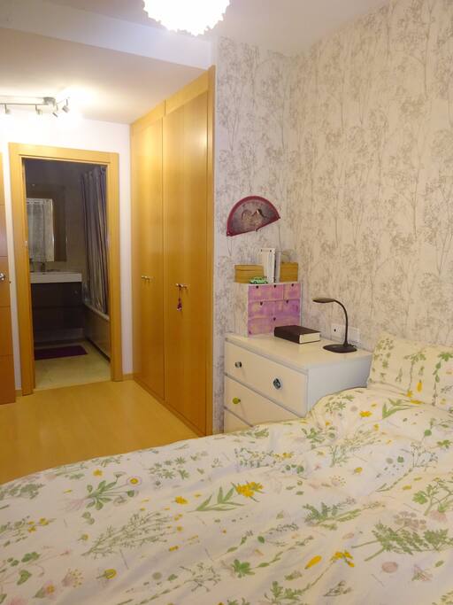 habitación con baño privado en la habitación.