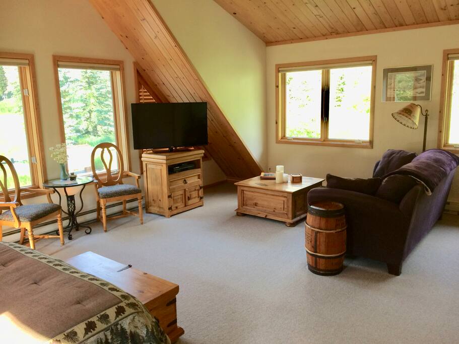 High ceiling, great light with 360 degree views.......flat screen TV