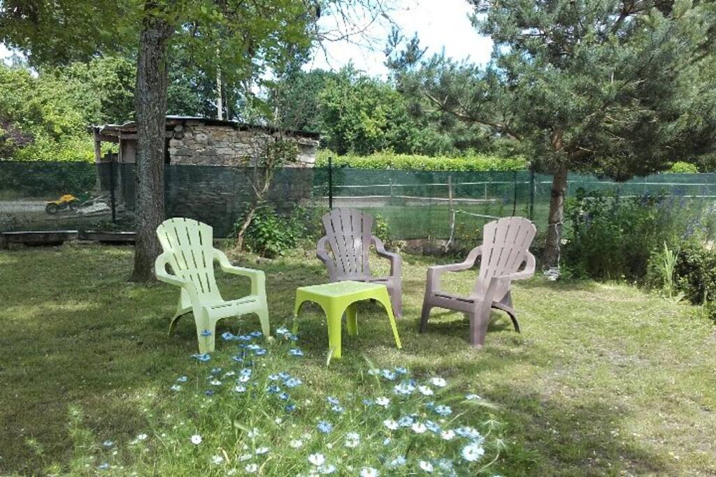Espace extérieur réservé aux chambres d'hôtes avec le potager derrière