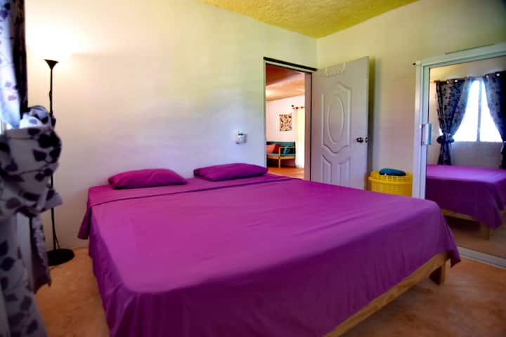 ห้องนอนพร้อมเตียงขนาดคิงไซส์ที่สะดวกสบายและเครื่องปรับอากาศ 