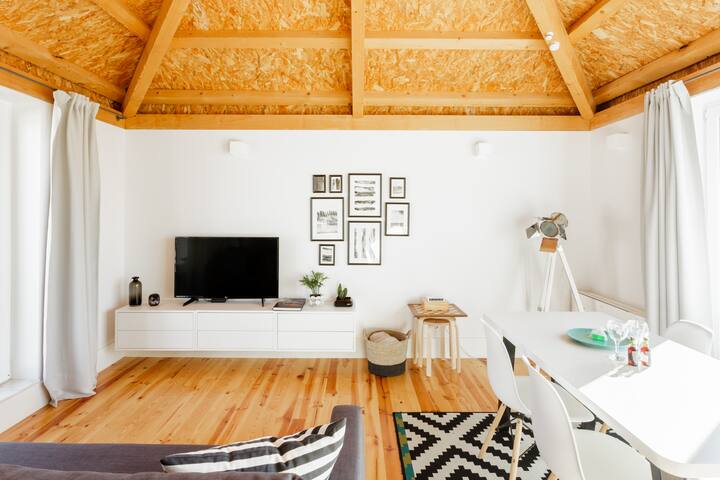 City Center Penthouse with 360° Terrace Steps from Clérigos gallery image 5