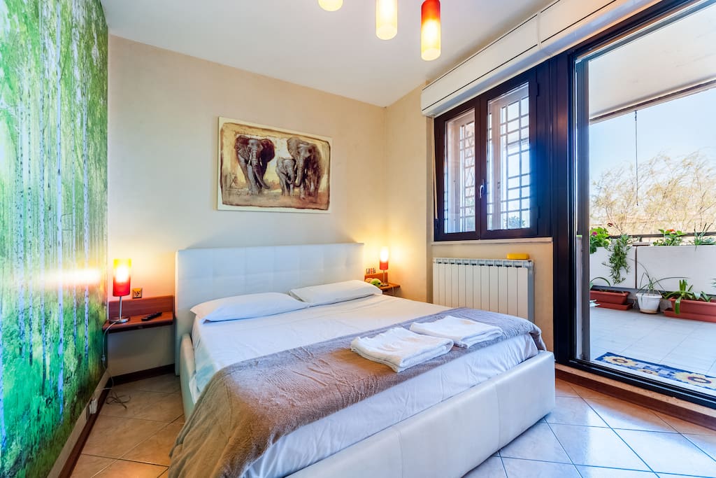 Double bedroom with terrace Ostia apartment for rent