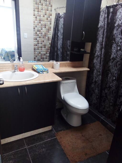 Baño privado con toallas, papel, jabón, champú, agua caliente