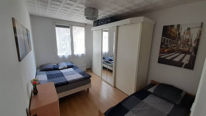 Veľká izba pre 3 osoby.