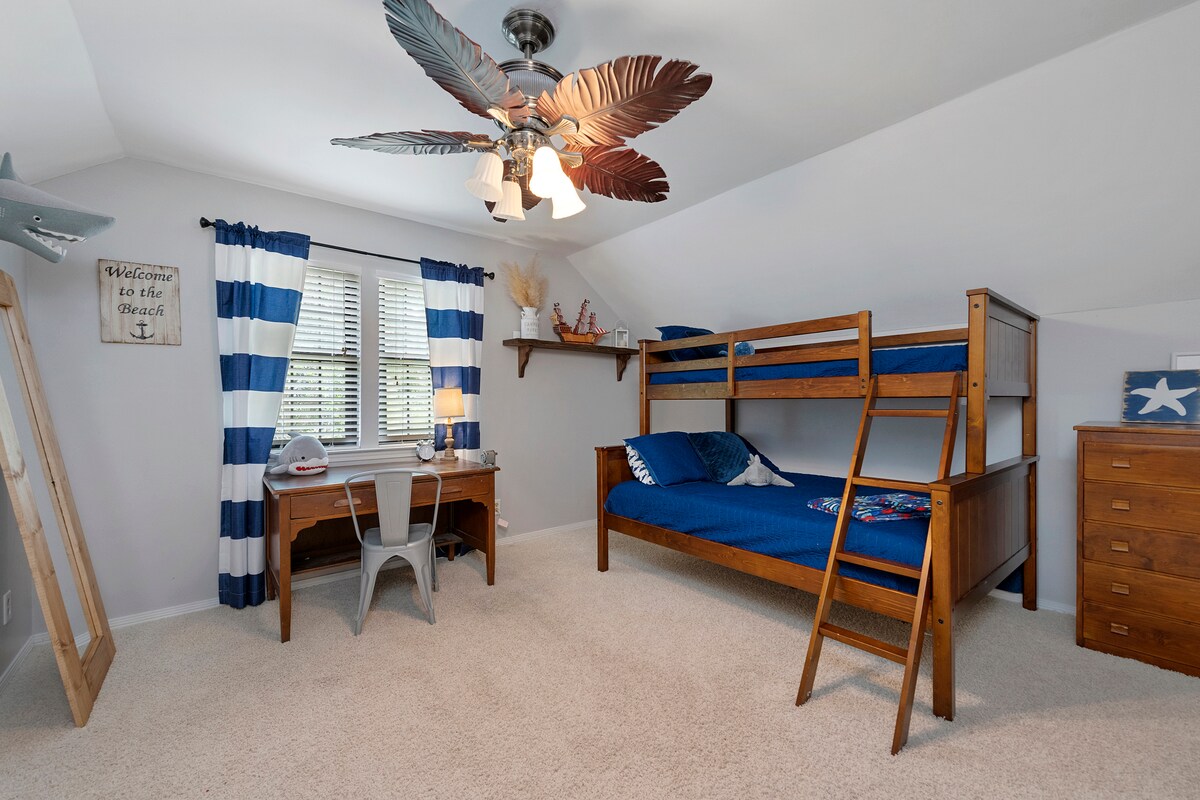 Spálňa #4 dvojlôžka a plnohodnotné postele a písací stôl