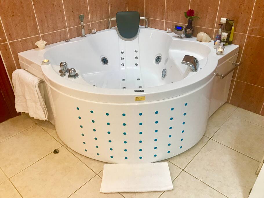 Jacuzzi in he main bathroom.