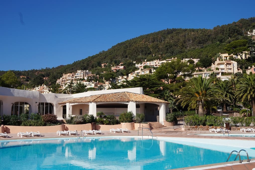 Piscine eau de mer accès à pied de l'appartement