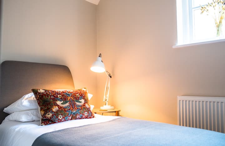 ห้องนอนที่สองพร้อมเตียงเดี่ยวและที่นอนอีฟ