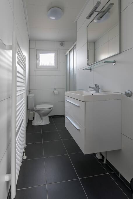 Badkamer met douche