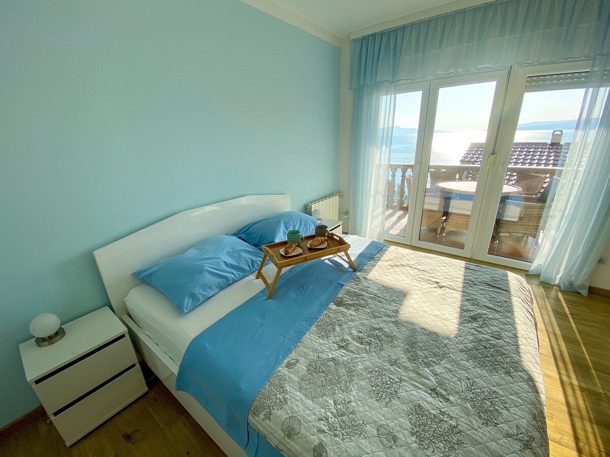 Spavaća soba s bračnim krevetom s prekrasnim pogledom i ulazom na terasu.