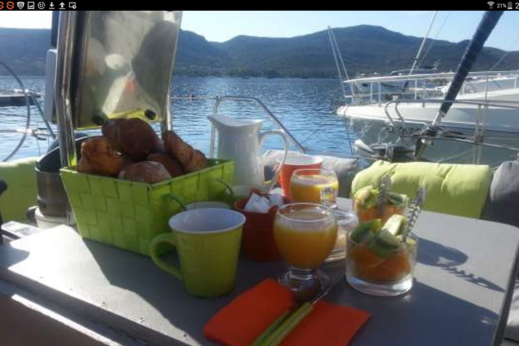 Le petit déjeuner, sur le pont, au soleil !