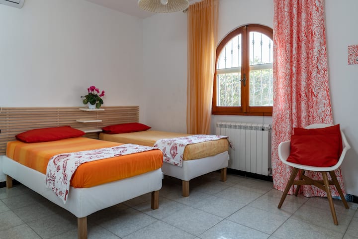 dormitorio doble en planta baja, con baño privado, convertible en doble