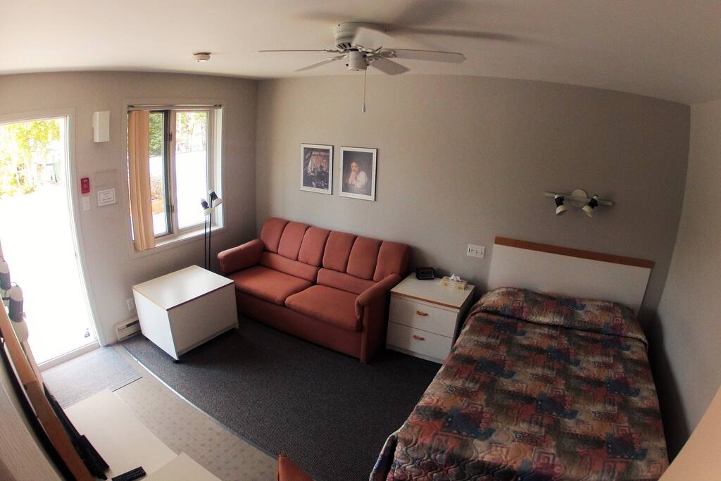 Chambre de type motel, 1 lit queen.