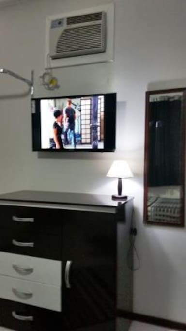 TV de tela plana de 32" e sinal digital