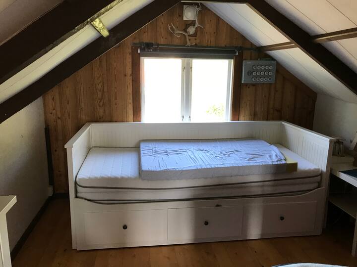 Spavaća soba 3/loft. Kauč na razvlačenje za dvije osobe. U potkrovlju se nalazi još jedan krevet.
