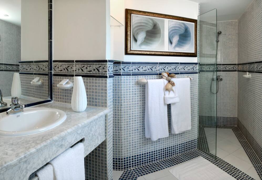 crown bathroom