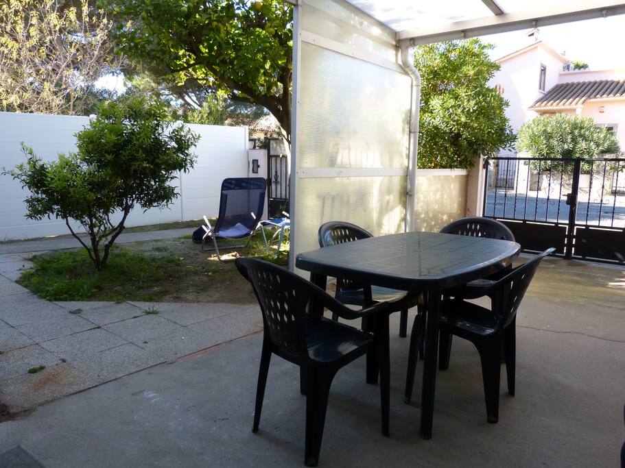 La terrasse et le jardin entièrement clos