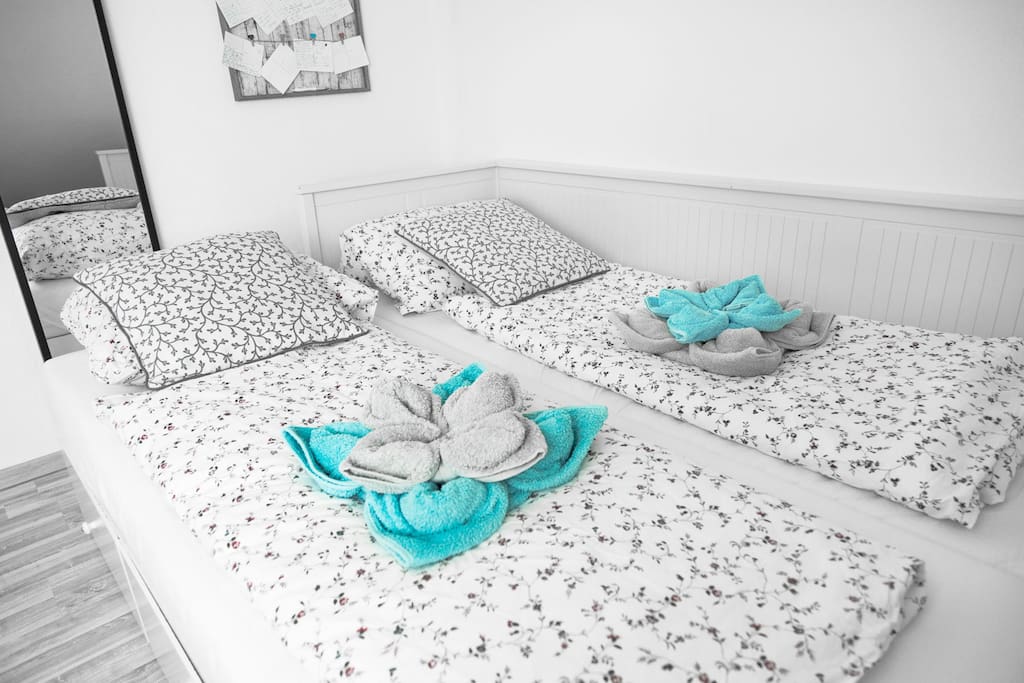 Bett im ausgezogen Zustand, super geeignet für 2 Personen. Frische Handtücher und Bettwäsche werden gestellt.